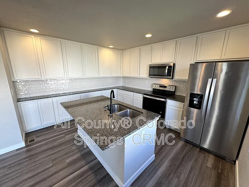 4 bed, 2.5 bath, 2788 sqft, $2,550 — Photo 4