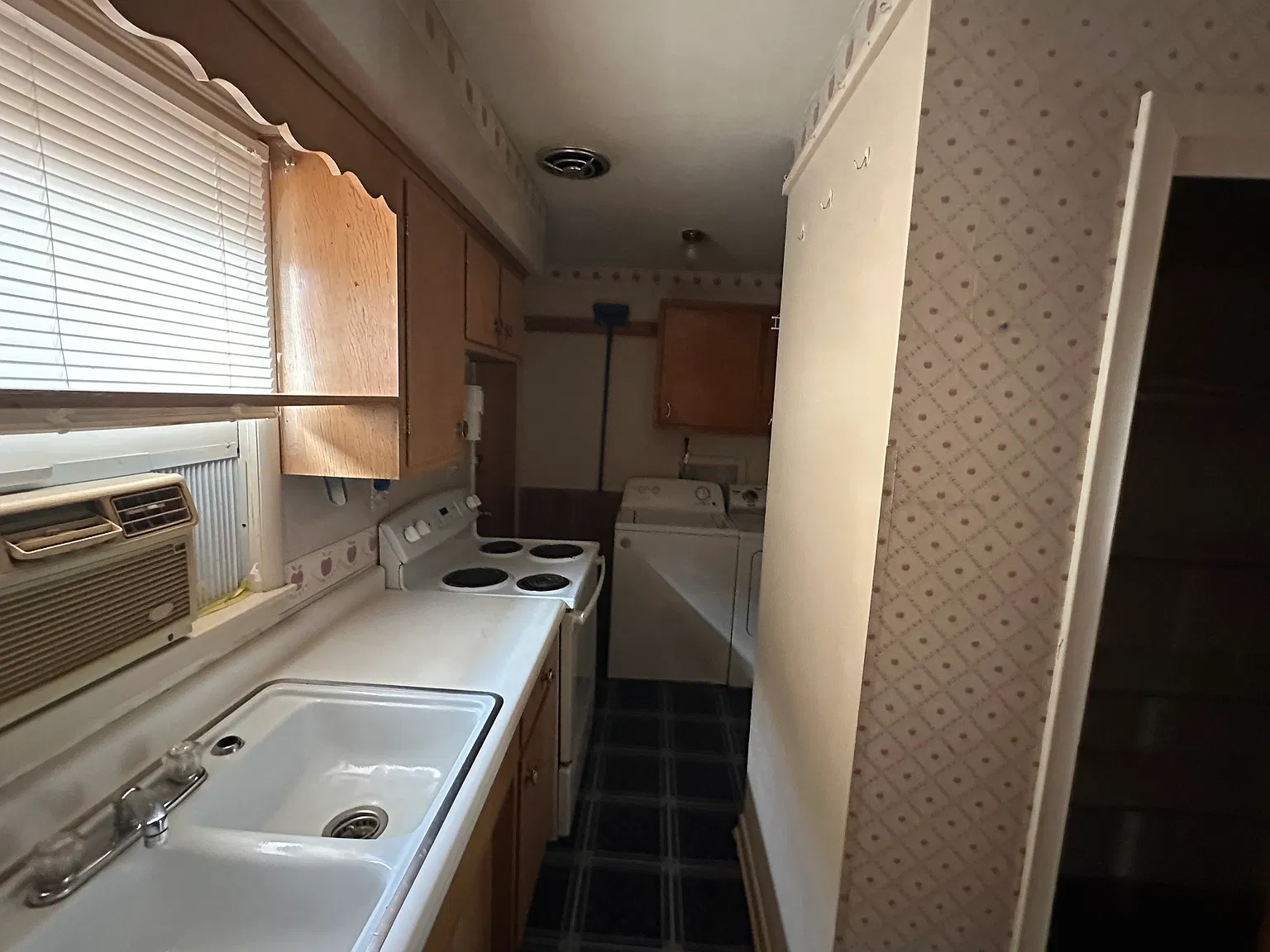 490 W Water St — Photo 2