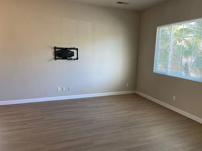 1030 Thompson Cir — Photo 4
