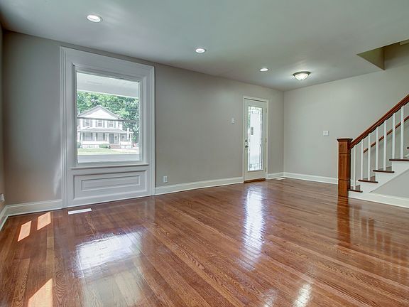 4th image of 204 N Batavia Ave