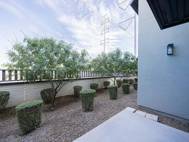 142 E Hearne Way — Photo 28