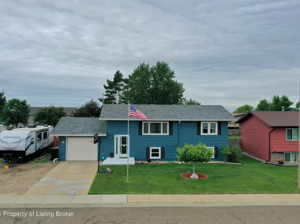 911 23rd St W, Dickinson, ND 58601