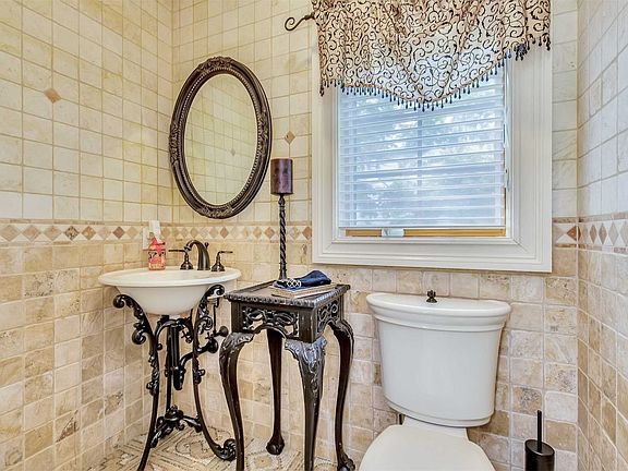 4th image of 30 Meadow Ln