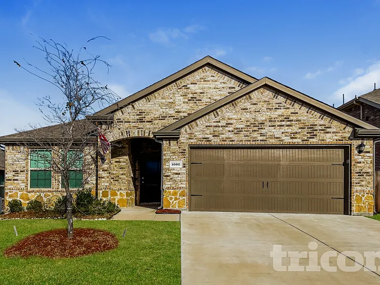 1002 Meadow Wood Ln — Photo 2