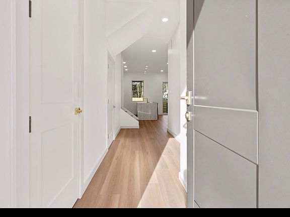 3rd image of 137 Lakepointe Cv