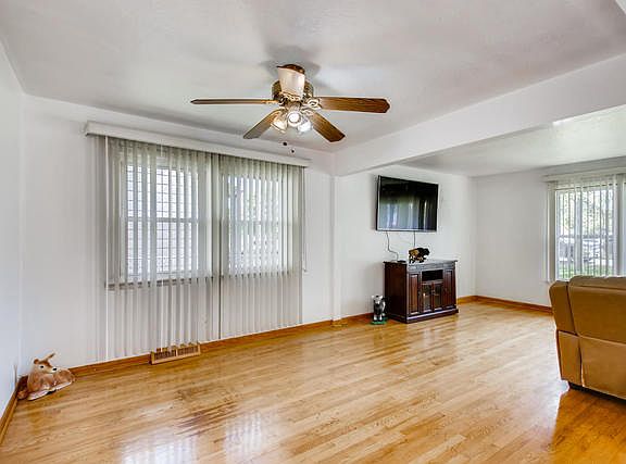 3rd image of 2130 Scott St