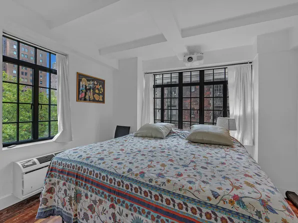 320 East 42nd Street image 7 of 15