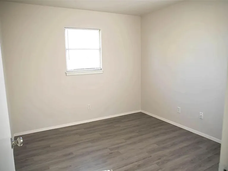 2498 Yorktown Dr — Photo 11