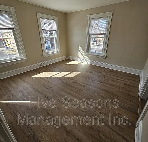 100-2 N Champlain St — Photo 2