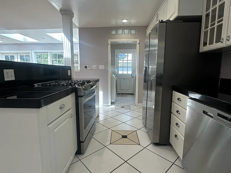 1613 Mariposa Ave — Photo 8