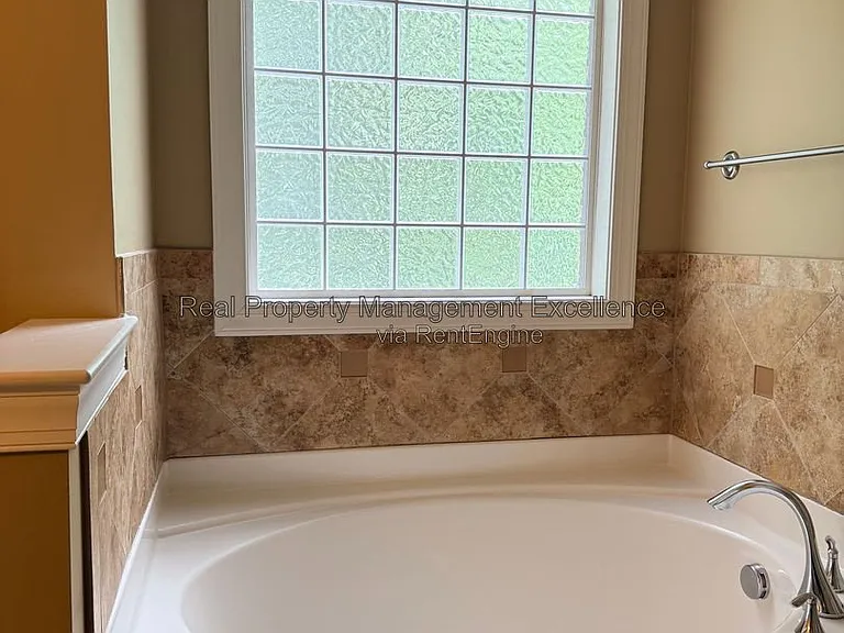 616 Lake Artesia Ln — Photo 36