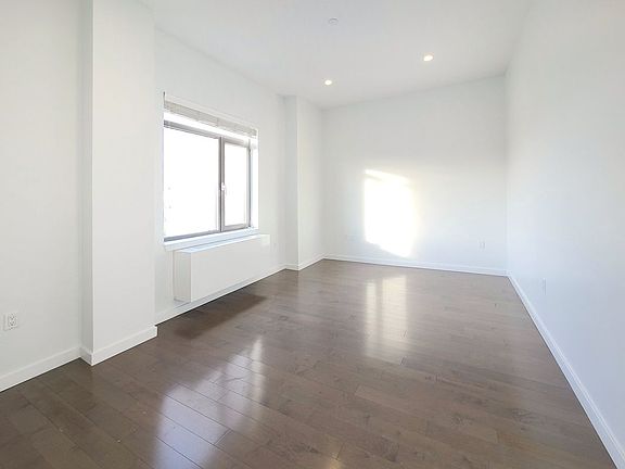 5th image of 30-40 21st St Penthouse 1
