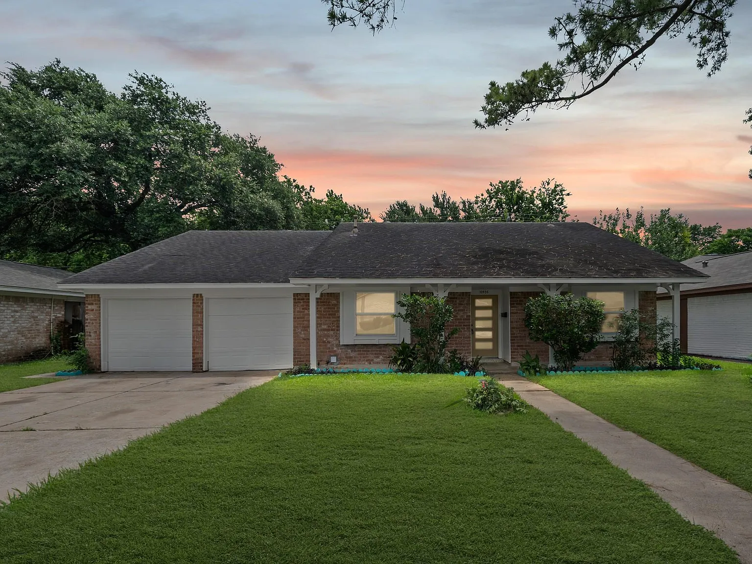 3 bed, 2.0 bath, 1827 sqft, $2,200 — Photo 1