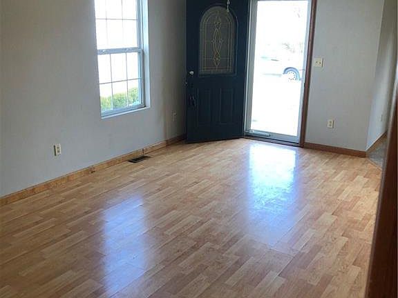 4th image of 327 N Carver St