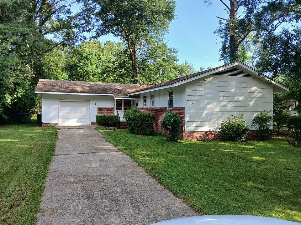 1107 Corinne Street
3/2 home in a quiet residential neighborhood on the edge of the Oaks District.