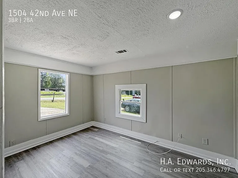 1504 42nd Ave NE — Photo 4