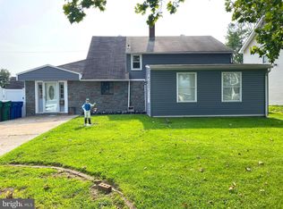 29 Grapevine Rd, Levittown, PA 19057