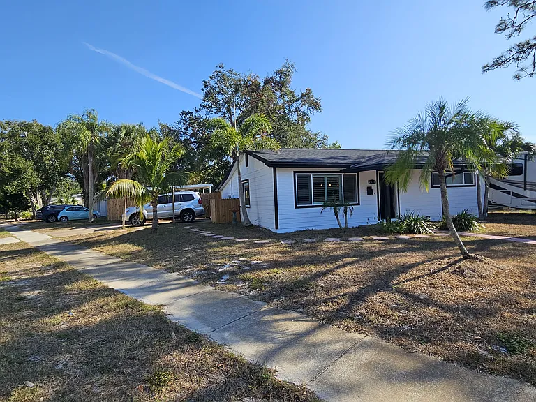 Check out the side house access. Sidewalk accesses right to your parking spots and enclosed back yard.