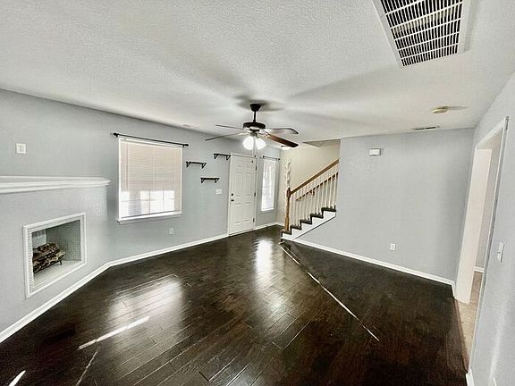 4th image of 406 NE Coldwater Creek Dr