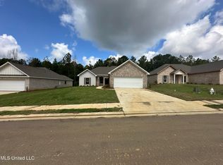 956 Riverside Ln, Pearl, MS 39208