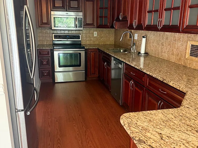 105 Montrose Ave — Photo 9