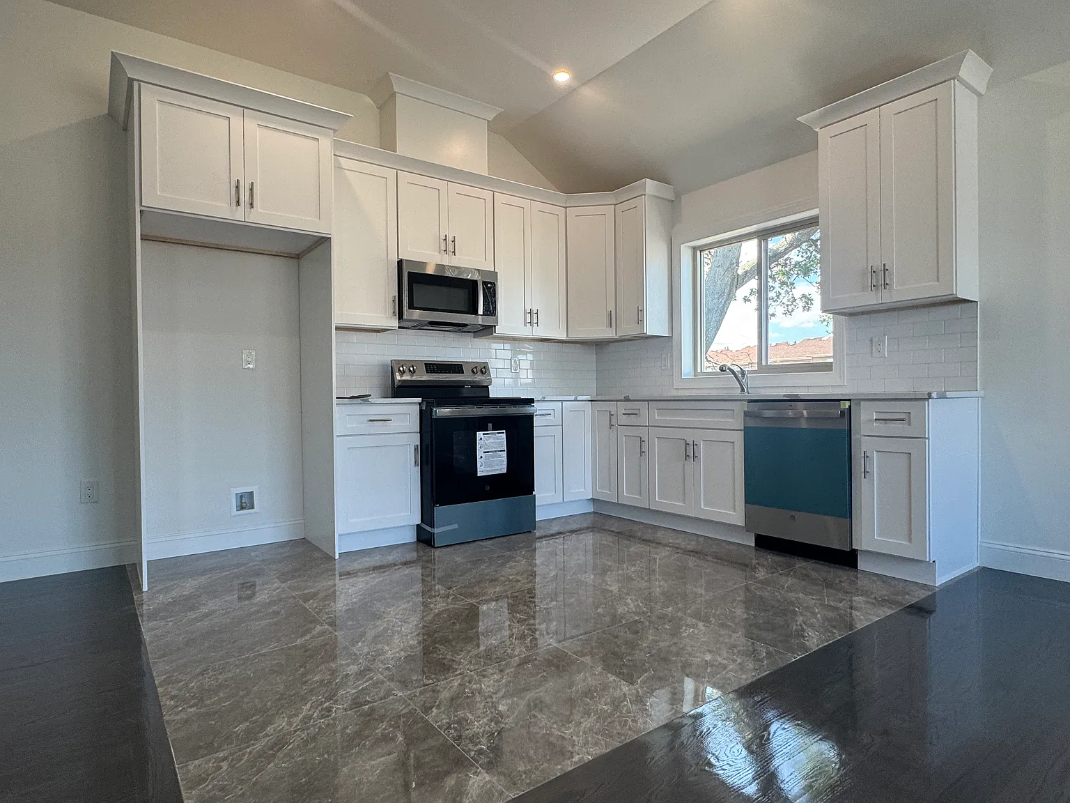 4 bed, $3,500 — Photo 4