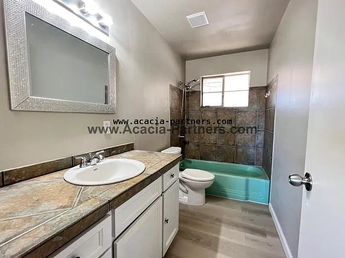 1941 W Spring St — Photo 9