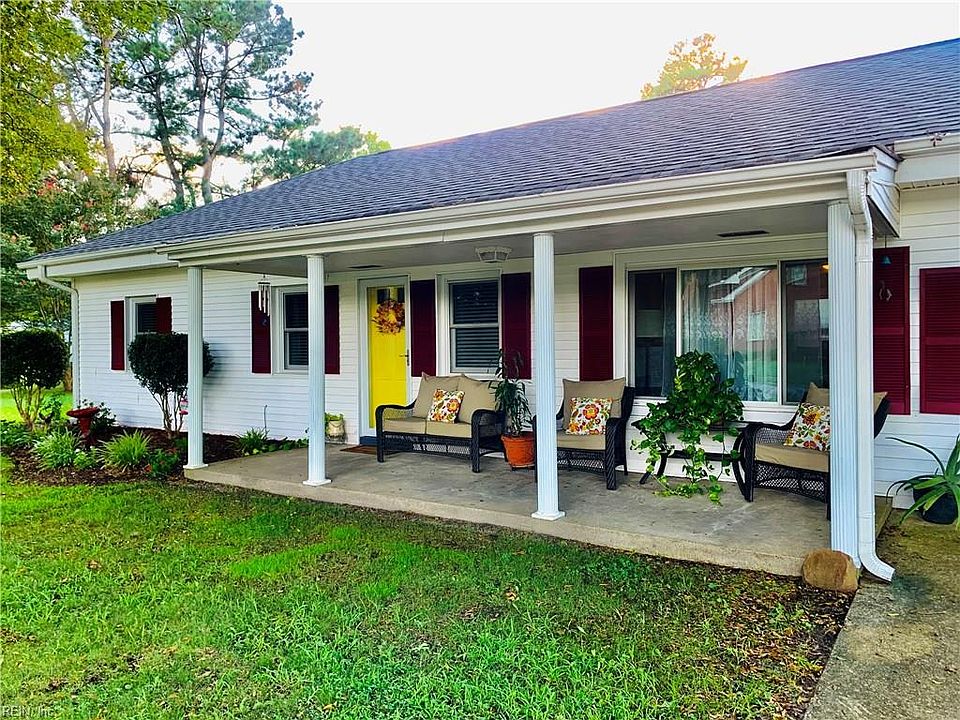 Lovely front porch is the perfect spot for your morning coffee or your afternoon libations!  Wave to your friendly neighbors!