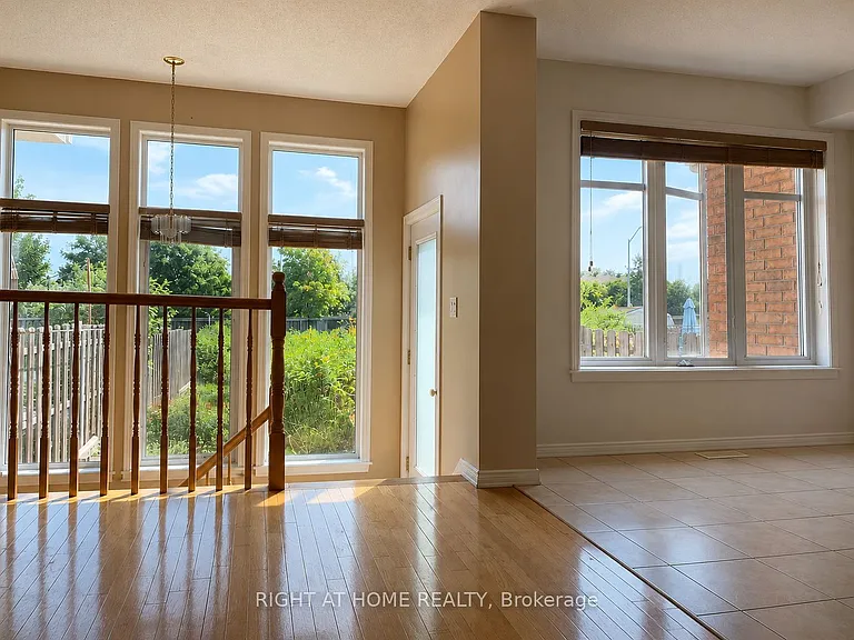 919 Schooner Cres — Photo 2