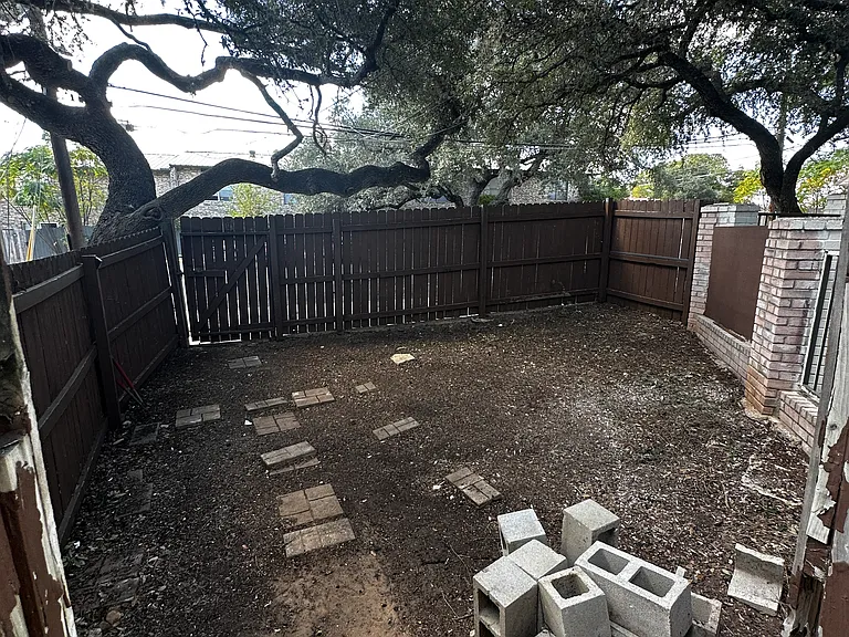 Craddock Ave — Photo 37