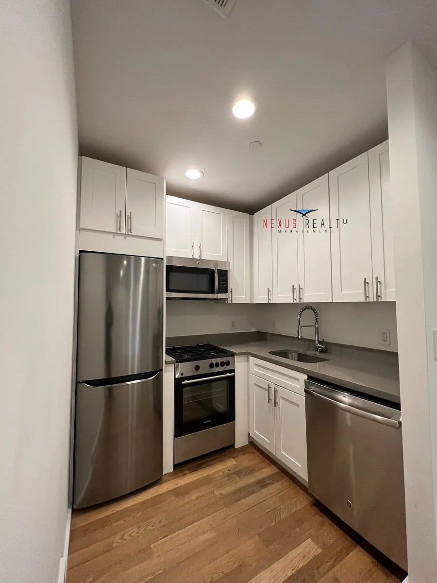 Building Photo - 4511 Broadway #2B