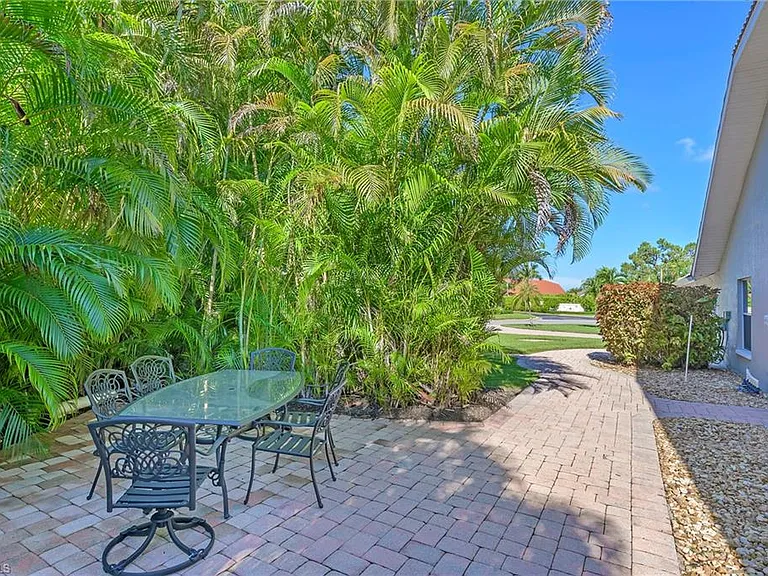 300 Wentworth Ct — Photo 31