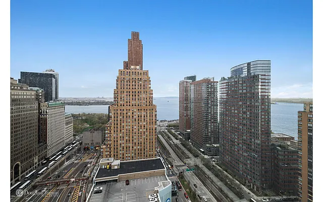 Rented by Douglas Elliman | media 24