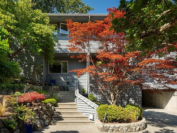 4th image of 3656 Cadboro Bay Rd