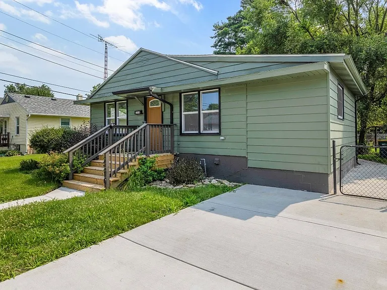 2510 Normandy Dr — Photo 3