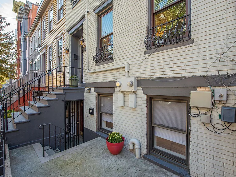 61 Bright St #B — Photo 7