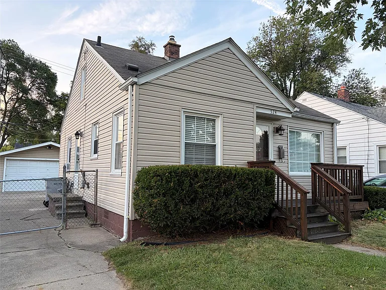 524 Manatee Ave — Photo 1