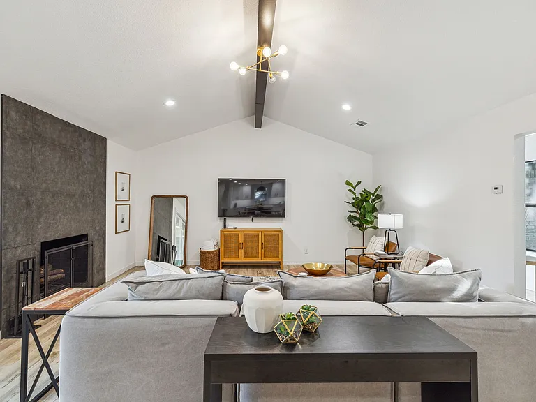 2015 Camelot Dr — Photo 4