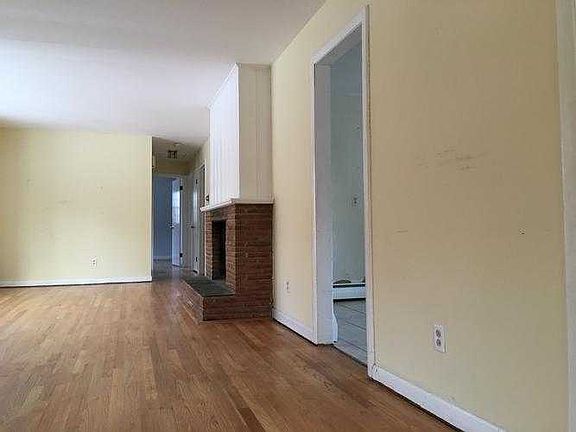 193 Bates Dr Living Room