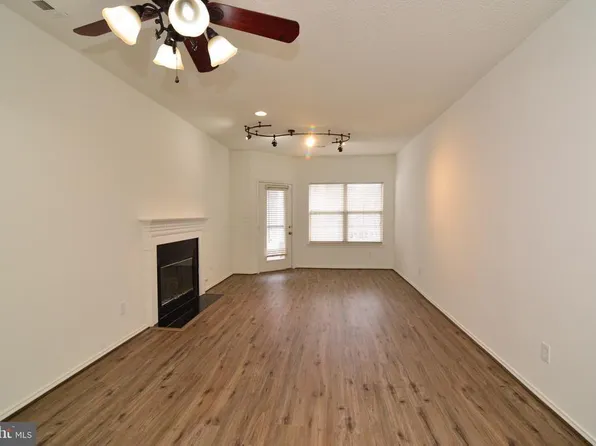 13085 Autumn Woods Way APT 201, Fairfax, VA 22033