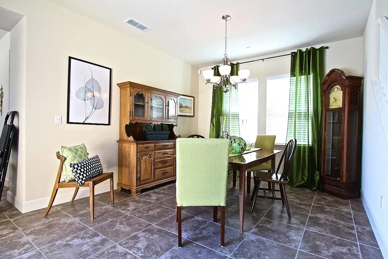 5 bed, 2965 sqft, $4,200 — Photo 4