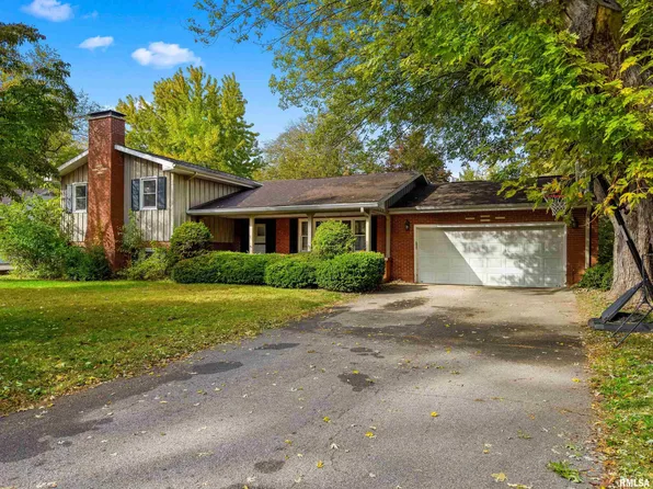 39 Circle Dr, Pekin, IL 61554