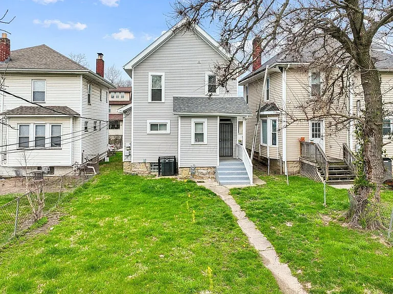 882 Gilbert St — Photo 4