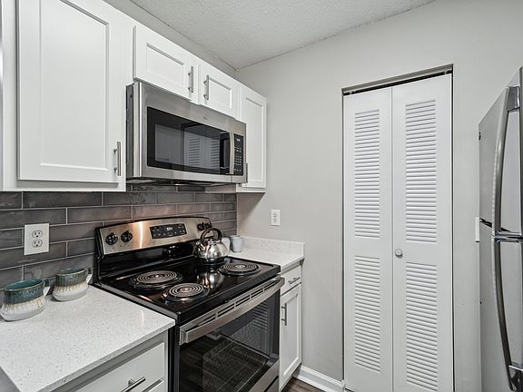 4th image of 200 Hickory Knl #313