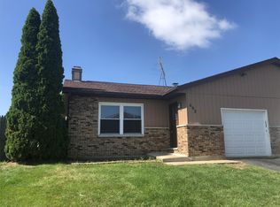 692 Dean Dr, South Elgin, IL 60177