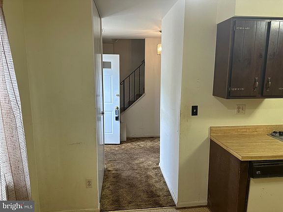 4th image of 831 Laurel Ln