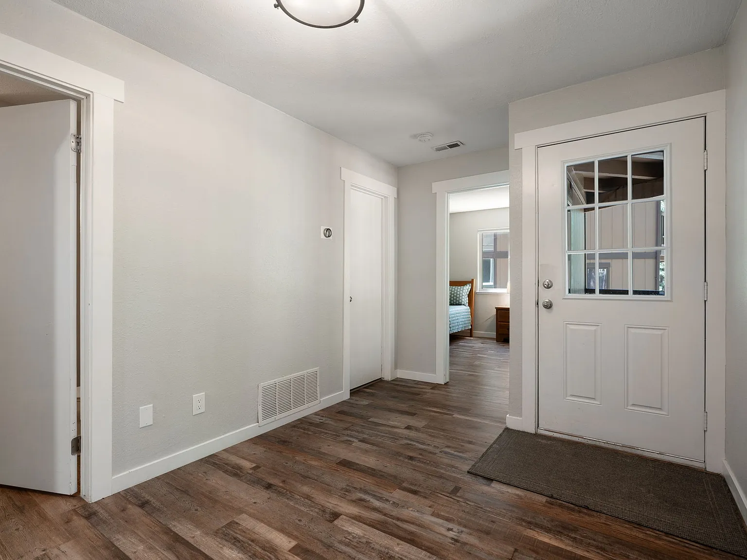 4 bed, 2160 sqft, $3,950 — Photo 3
