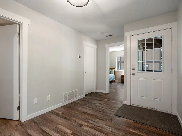 100 Lake Village Dr — Photo 3