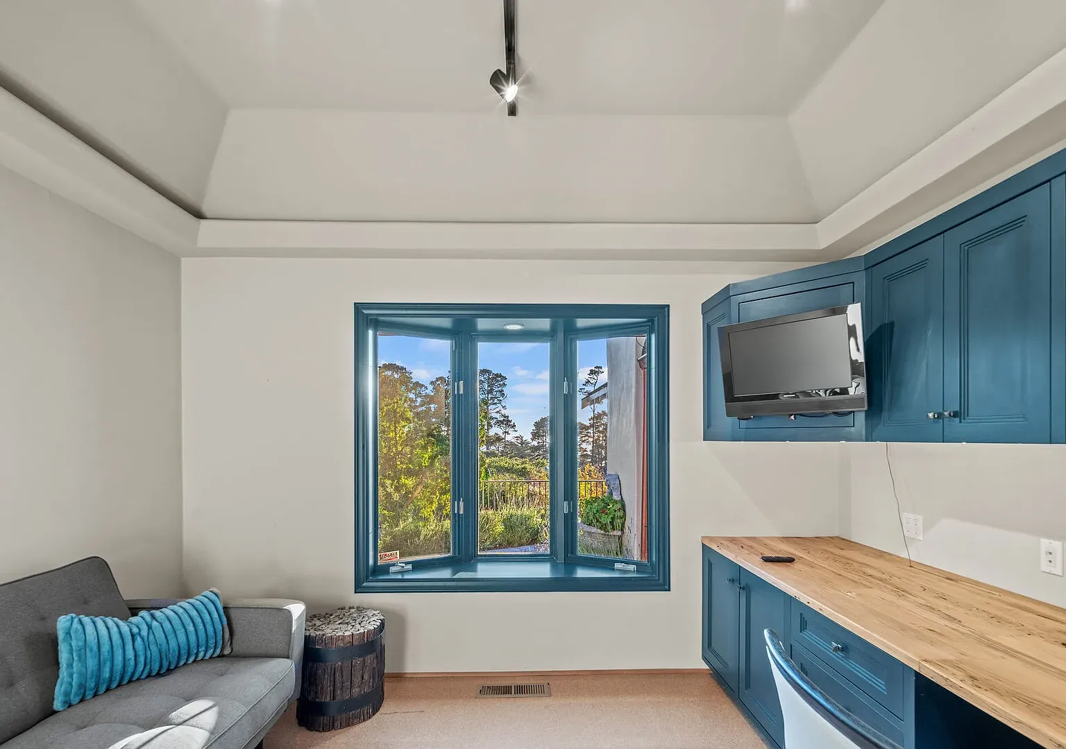 4 bed, 4.5 bath, 4391 sqft, $22,000 — Photo 3
