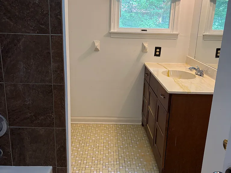 Full bathroom dowstairs